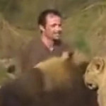 VIDEO UIMITOR! Momente de tandreţe între om şi... regele junglei, leul