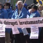 PRAHOVA: Sute de profesori protestează astăzi în faţa Prefecturii