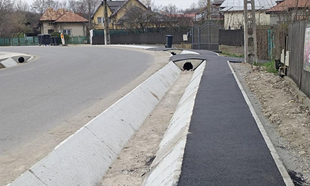 Se lucrează la drumuri, șanțuri și podețe 